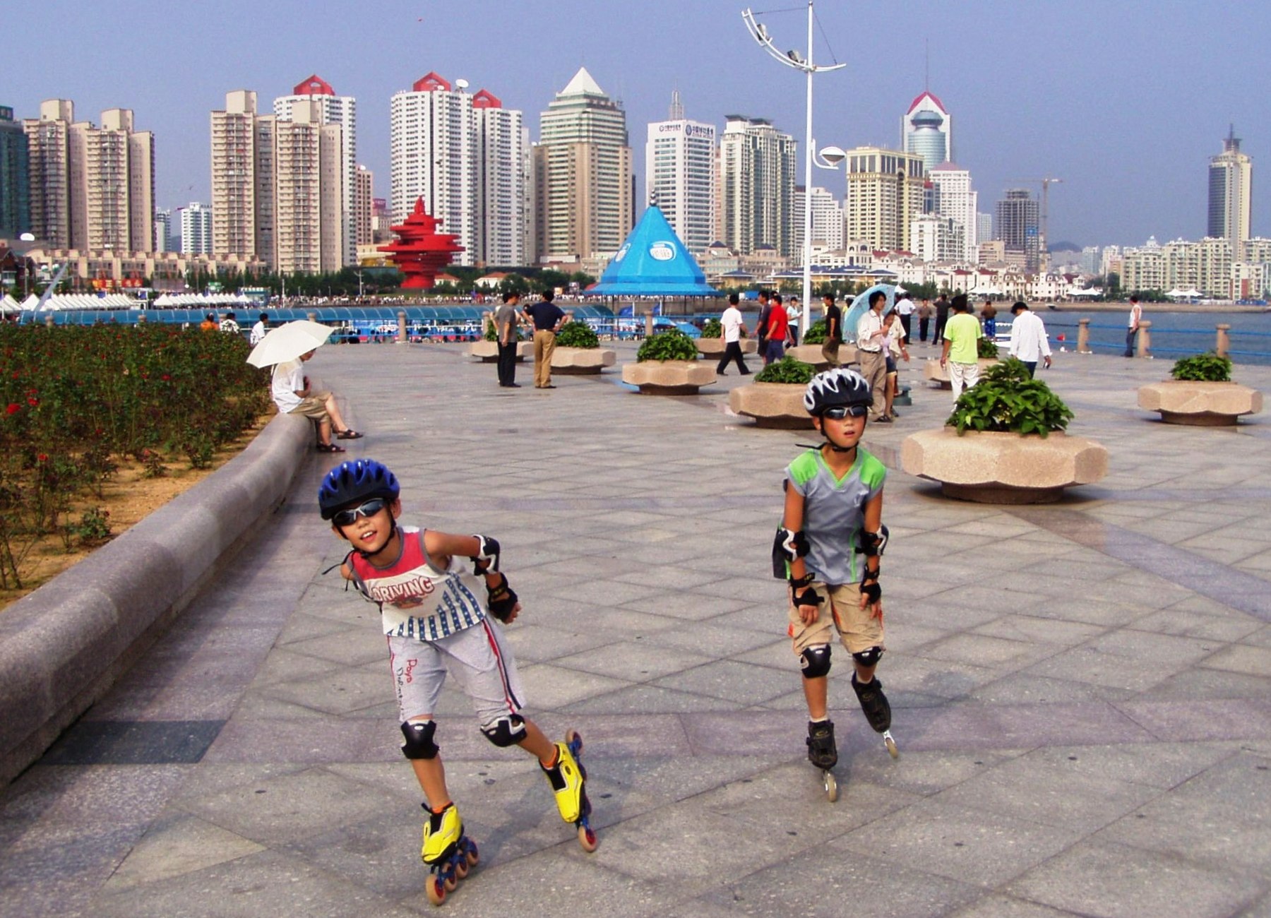 Qingdao-waterfront-walkway-kids